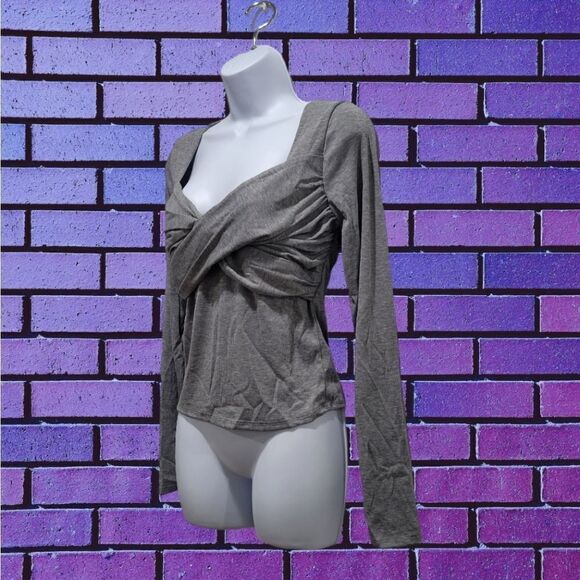 Fashion Nova Twist Front Top - Picture 4 of 7